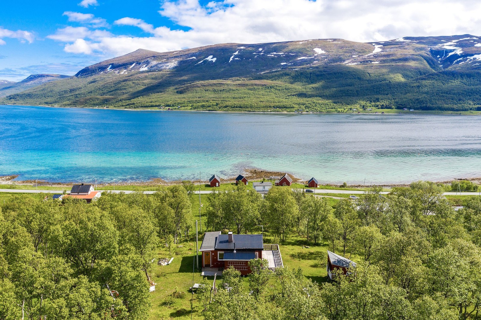 Cozy cottage in a sheltered location on Ringvassøya. Over 1 acre plot and beautiful scenery on all sides. The property is located in the middle- Lanes, Ringvassøya, with great scenery on all sides. You park your car along the main road in a pocket and a path leads you forward.

The cottage has been renovated and well maintained in recent years. Has installed summer and winter water with heating cable in the pipes. In addition to the cottage there is annex and playroom. The annex has 3 extra beds. These buildings have been built in recent years. Several cozy seating and campfires are also made.

The property is less than an hour's drive from Tromsø, overlooking Reinøya and Langsundet. Right to the beach. Spacious terrace around the cottage provides fantastic sun conditions throughout the summer. Lots of great fishing lakes and berries right out the door.