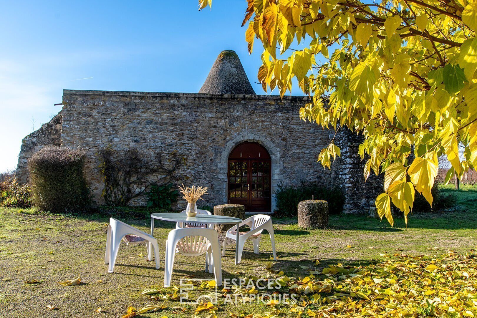 A rare 18th-century mill amid the vineyards of Montreuil-Bellay offers 94 m² of restored living space, panoramic rooftop views, and over 9,400 m² of land, including 8,000 m² of organically cultivated vines under a renewable lease. Warm interiors with cathedral ceilings, a mezzanine, and a fitted kitchen blend historic character with comfort, while stone terraces invite peaceful outdoor living. Just 15 minutes from Saumur and 45 from Angers, this countryside retreat is available for €194,250.