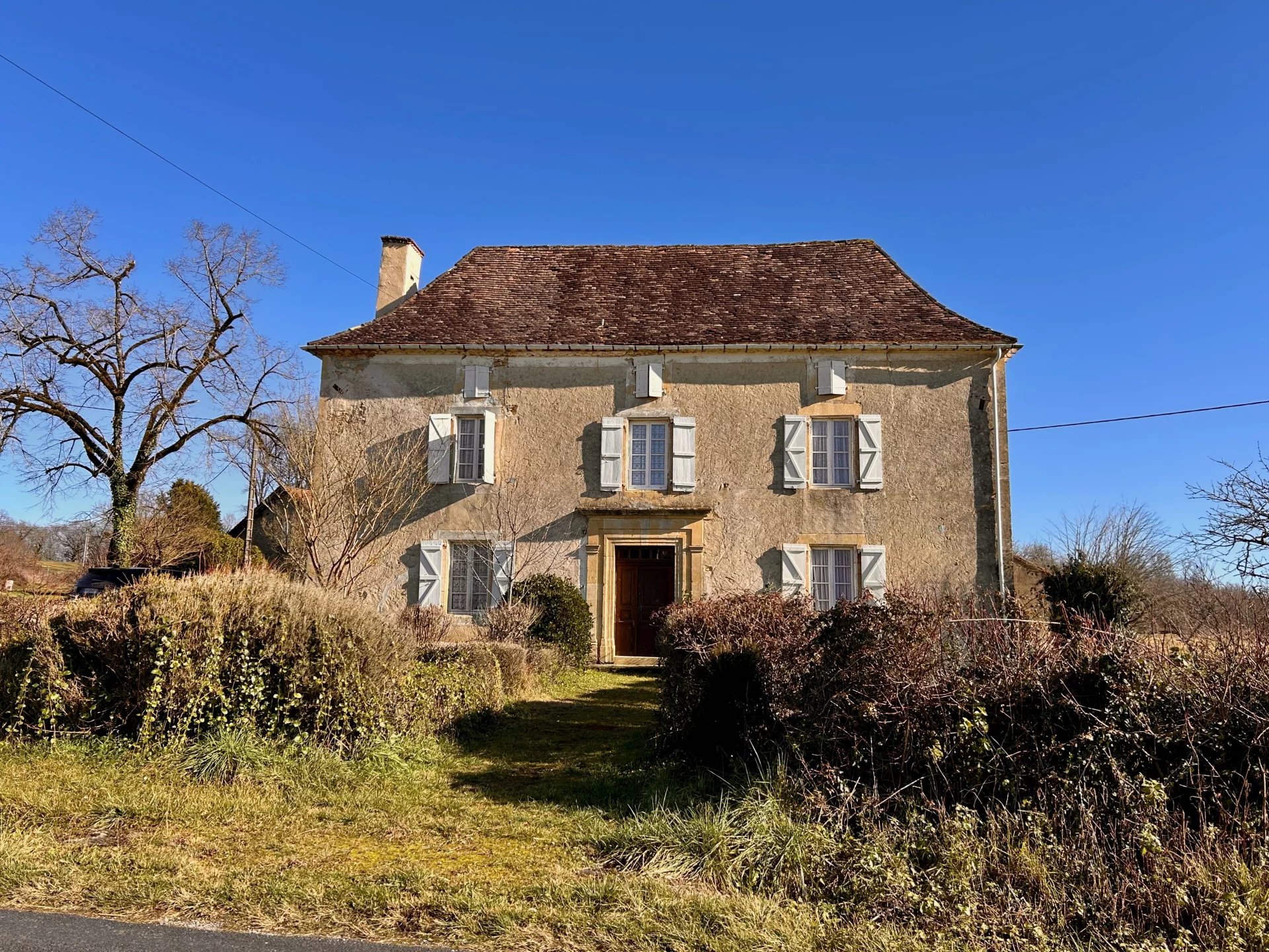 Stone-built with character and full of potential, this 5-bedroom, 1-bath farmhouse offers 163 m² of living space surrounded by over 16,000 m² of flat, open land. Just 10 minutes from the medieval heart of Gourdon, it promises both tranquility and convenience. The attic invites transformation, and there's ample space to add a pool, barn, or garden retreat—subject to permissions. Priced at €162,000, it’s an ideal canvas for anyone ready to restore a timeless country home in the heart of the Lot.